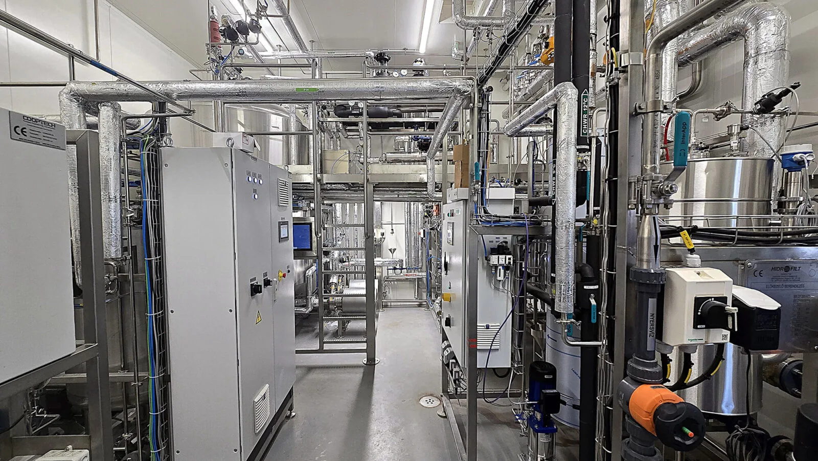 Folyosó technológiai egységek között egy üzemben