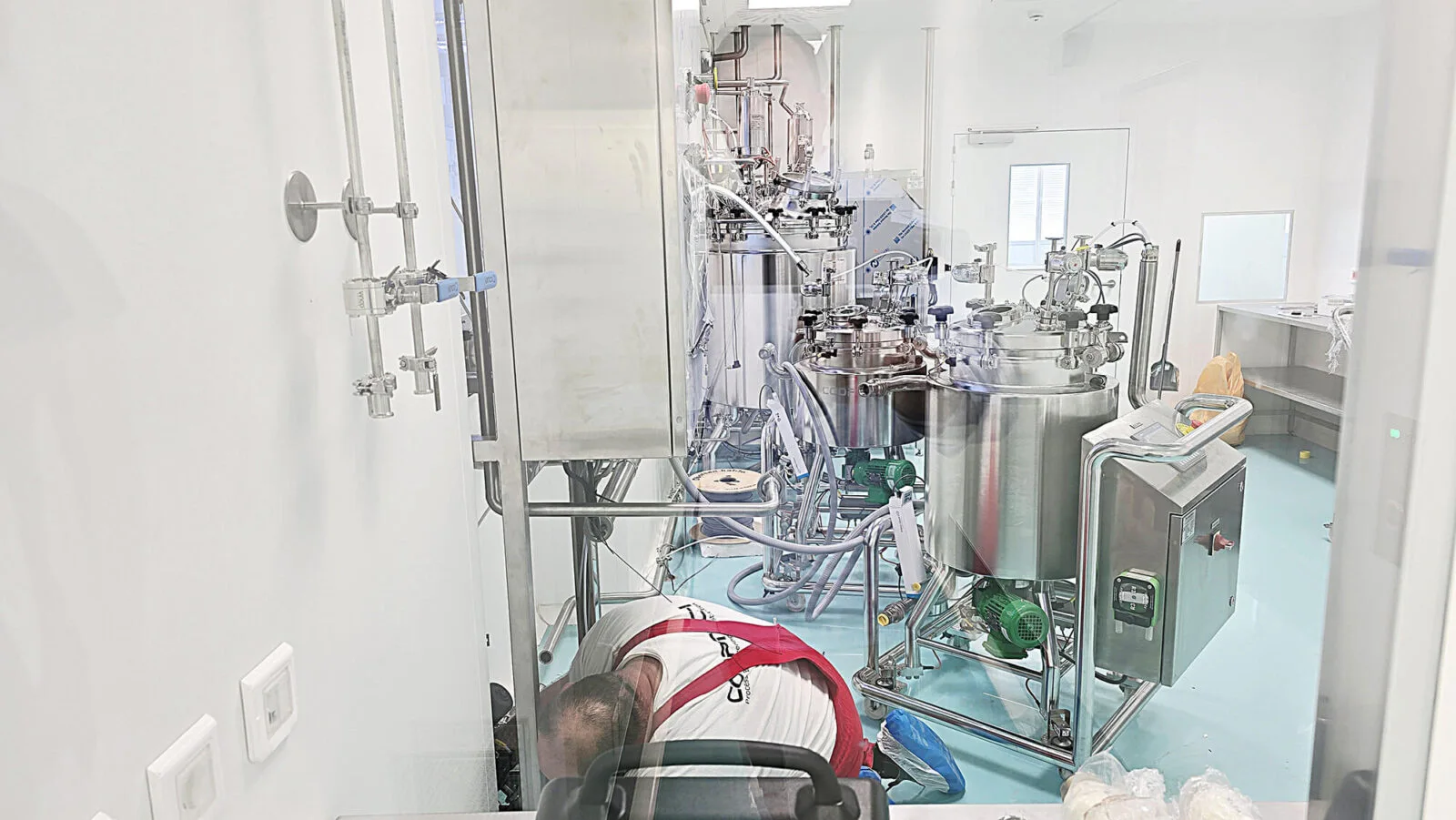 Tisztatéri laboratórium bioreaktor-egységgel