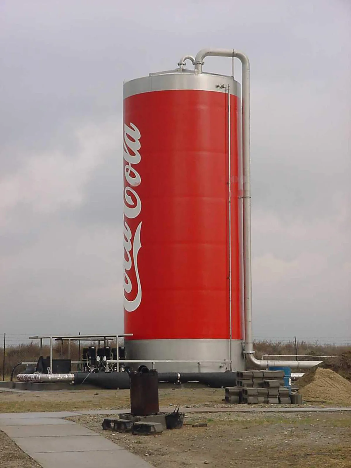 Piros Coca-Cola feliratú nagy tároló tartály a szabadban