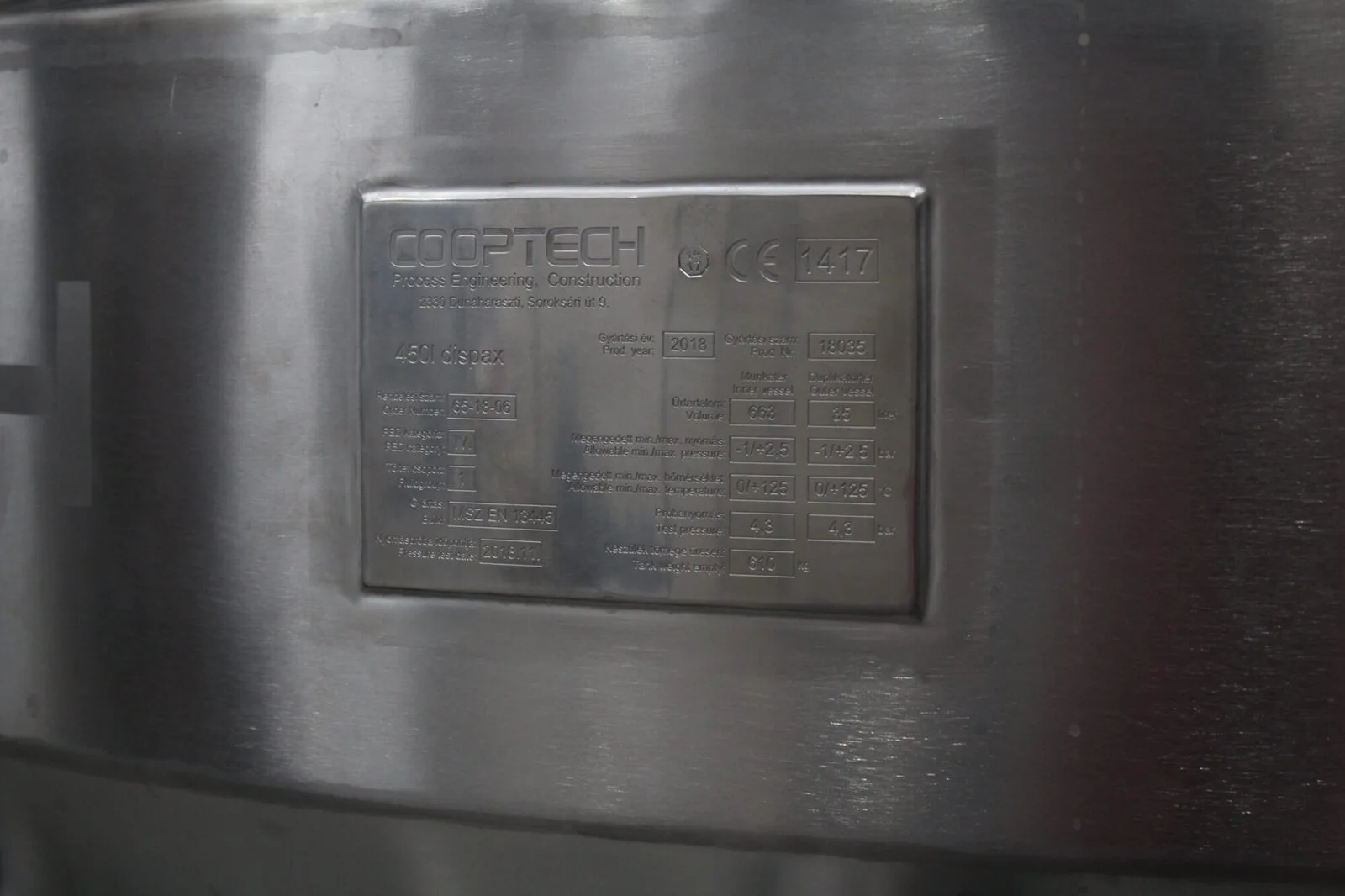 Cooptech adattábla rozsdamentes acél felületen