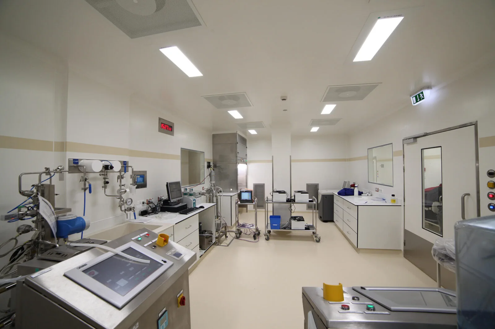 Tisztatéri laboratórium érintőképernyős vezérlőpulttal