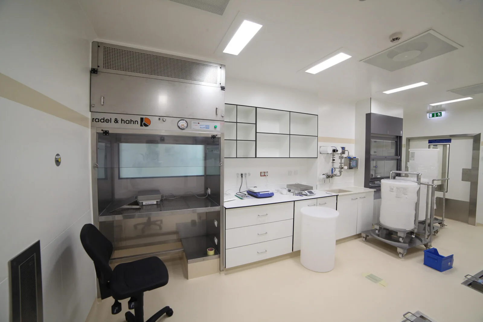 Tisztatéri laboratórium elszívófülkével és munkaasztallal