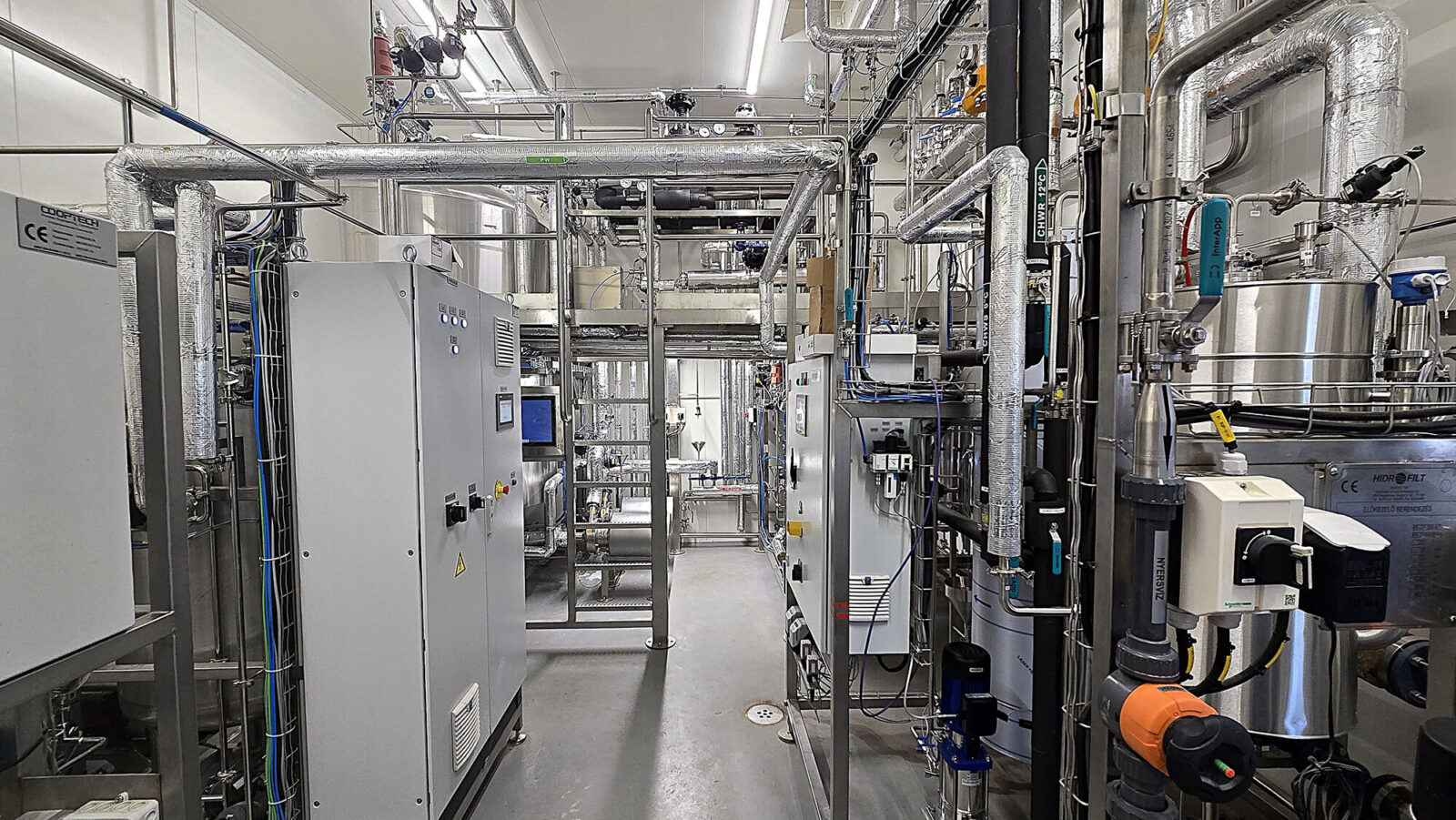 Folyosó technológiai egységek között egy üzemben