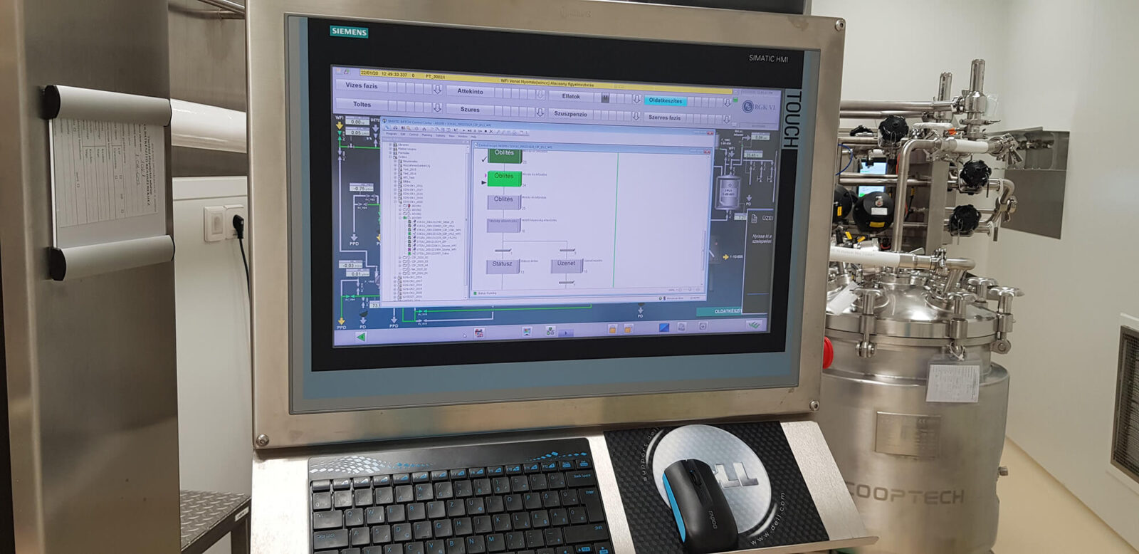 Siemens kezelőfelület folyamatképernyővel és billentyűzettel egy tartály előtt