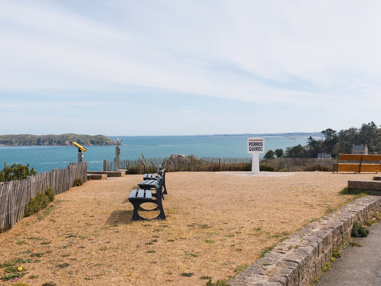 Vue panoramique sur la mer depuis le belvédère de Trestrignel à Perros-Guirec