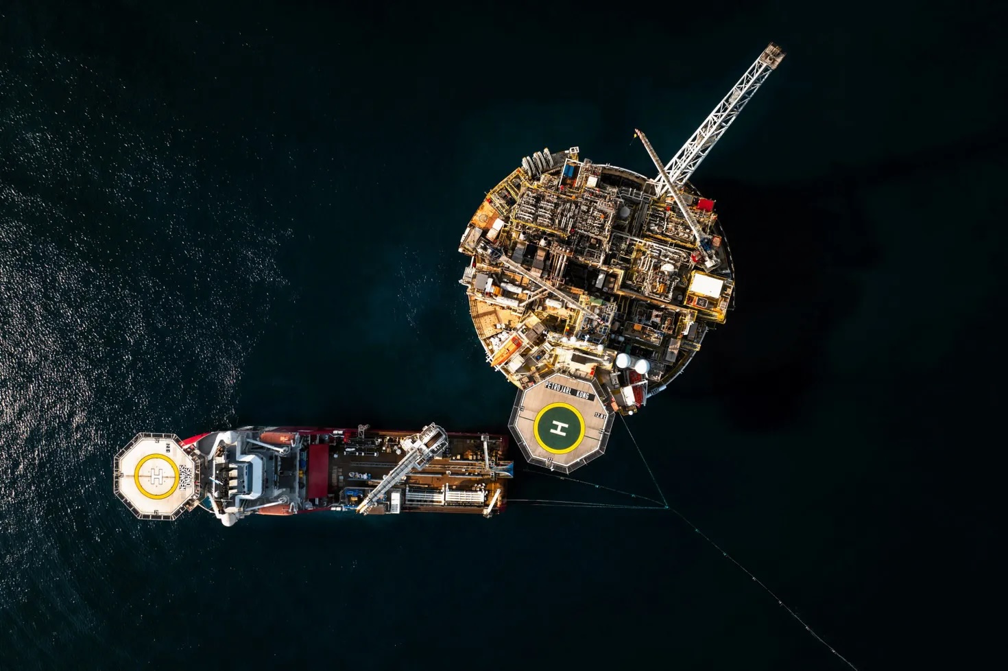 Ship and oil platform seen from above