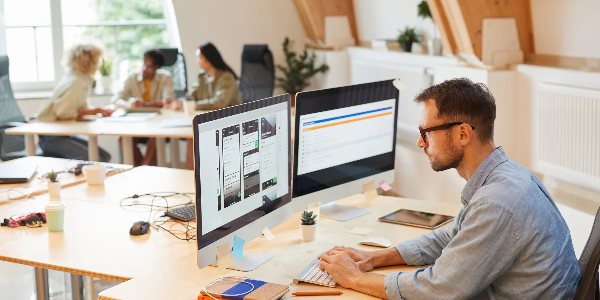 homme qui travaille dans un bureau