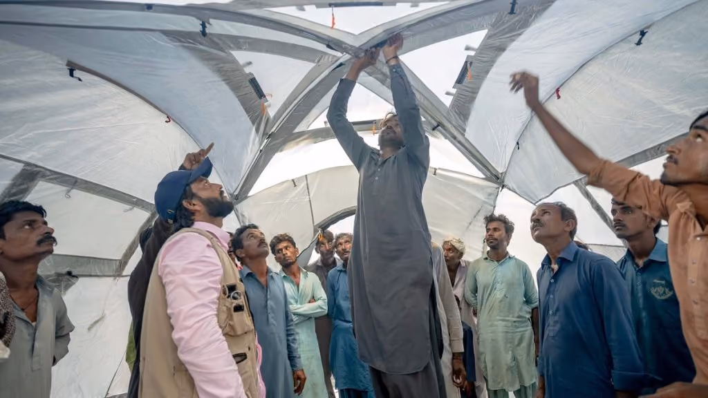 People setting up shelters in Pakistan