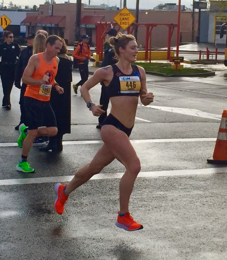 Amanda Macuiba running in the event