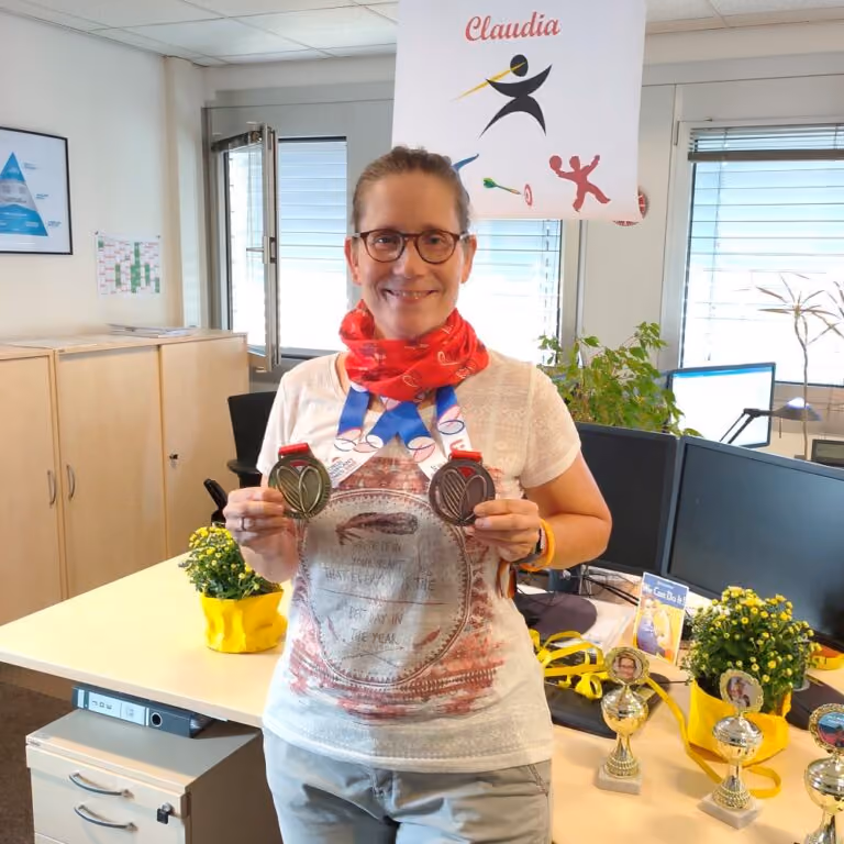  Claudia Hombach holding two medals