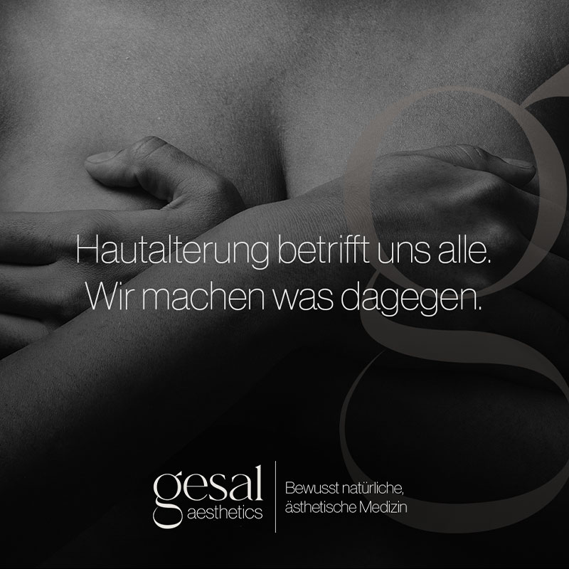 Schwarz-weiß-Foto zweier verschränkter Arme vor nacktem Oberkörper mit Text zu Hautalterung.