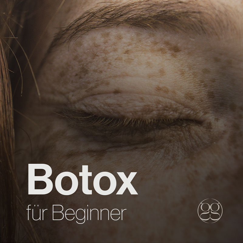 Nahaufnahme einer geschlossenen Augenpartie mit Sommersprossen und dem Text Botox für Beginner.