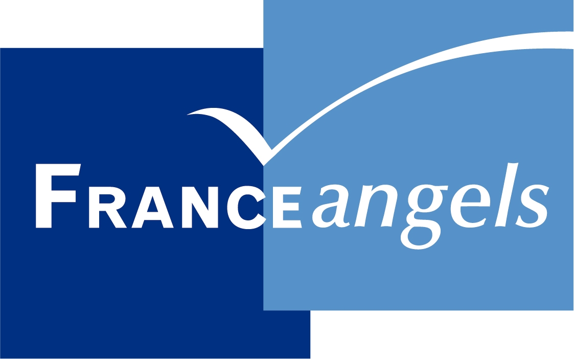 Logo de France Angels avec le texte « FRANCEangels », où « FRANCE » est en majuscules blanches sur un fond bleu foncé et « angels » en lettres blanches cursives sur un fond bleu clair, avec une ligne blanche courbée symbolisant un ange ou une aile entre les deux parties du texte.