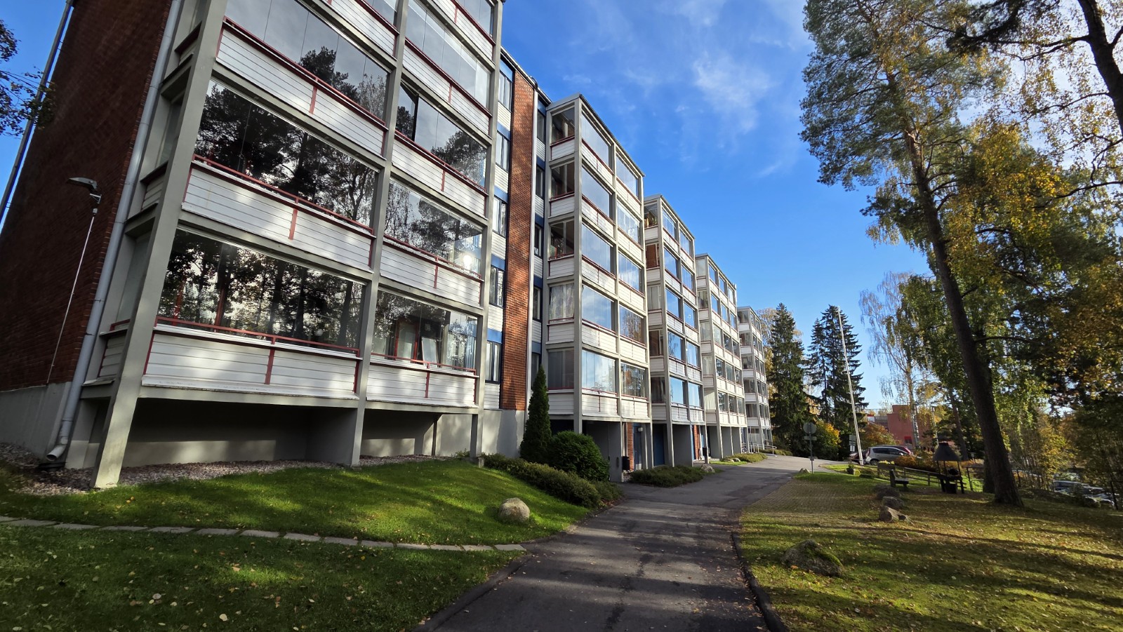 As Oy Vantaan Pähkinälehdon kerrostalot ja kävelytie syksyllä.