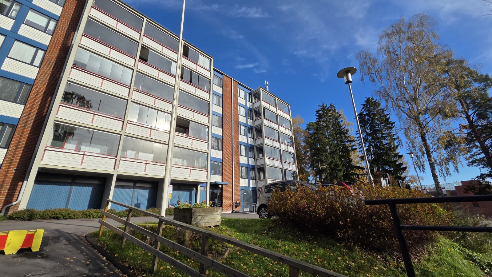 As Oy Vantaan Pähkinälehdon kerrostaloja rinteen päältä kuvattuna.