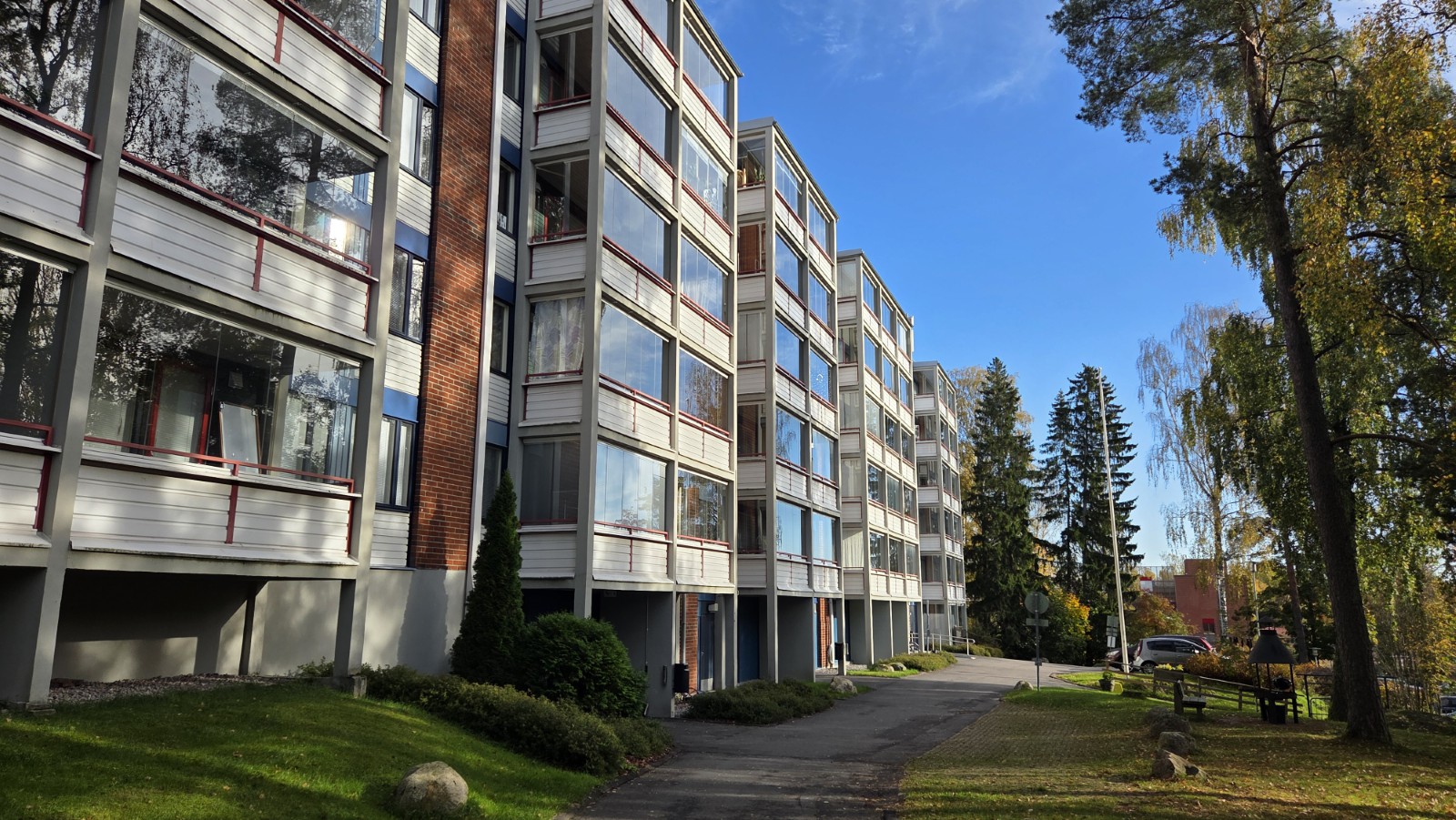 As Oy Vantaan Pähkinälehdon kerrostaloja ja piha-alue Vantaalla.