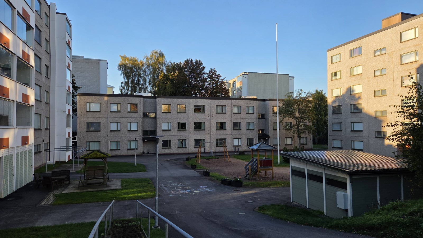 As Oy Juhana Herttuan tie 12:n sisäpiha ja jätekatos.