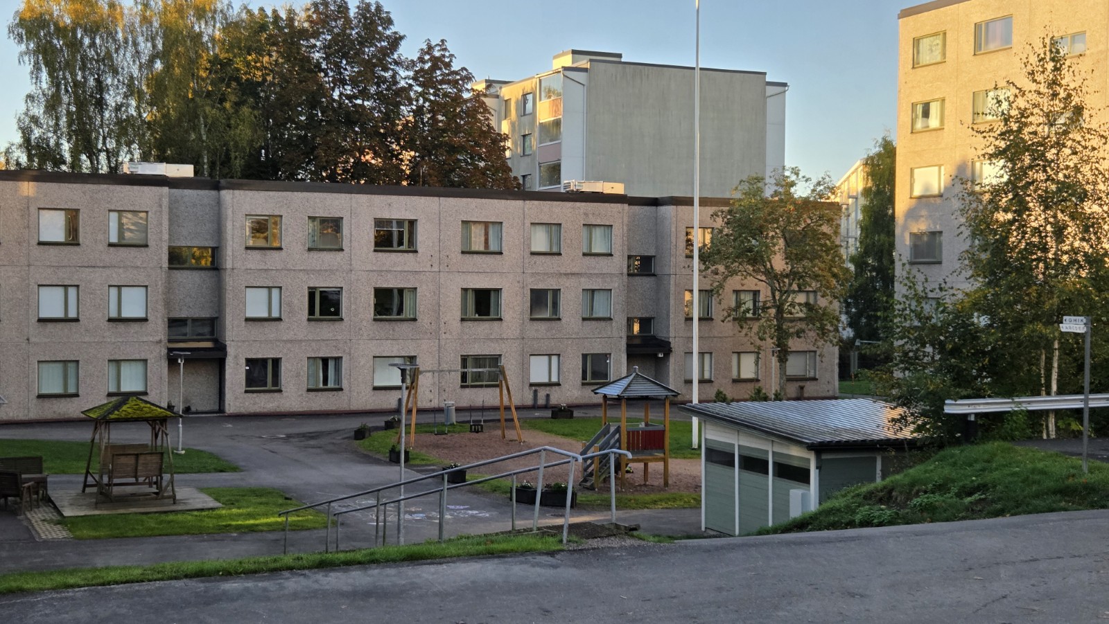 As Oy Juhana Herttuan tie 12:n kerrostalot ja sisäpiha Helsingissä.