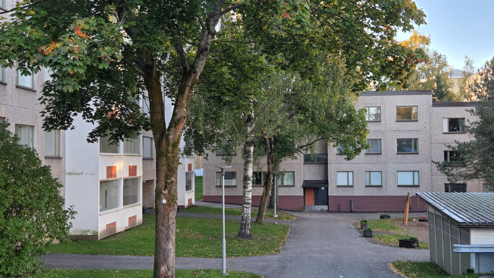 As Oy Juhana Herttuan tie 12:n sisäpiha puineen.