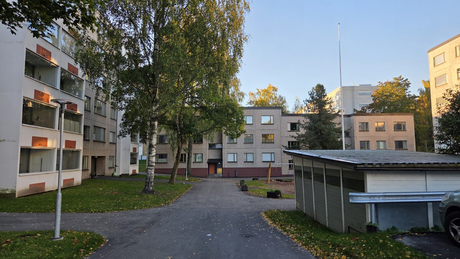 As Oy Juhana Herttuan tie 12:n kerrostaloja ja pihan puita.