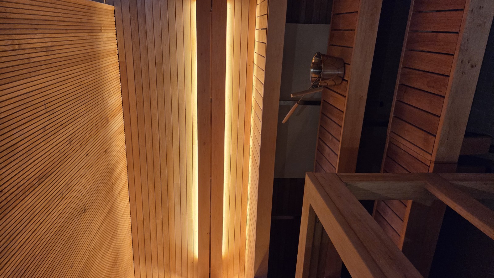 Uudelleen rakennettu taloyhtiön sauna.