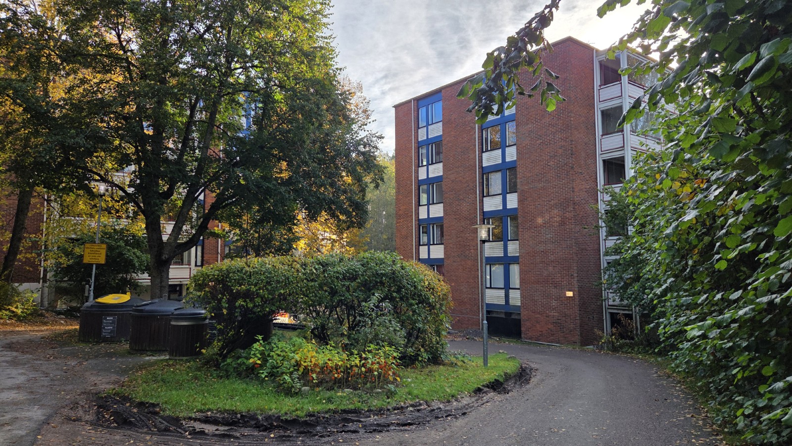 As Oy Vantaan Pähkinäniityn piha-aluetta istutuksineen.