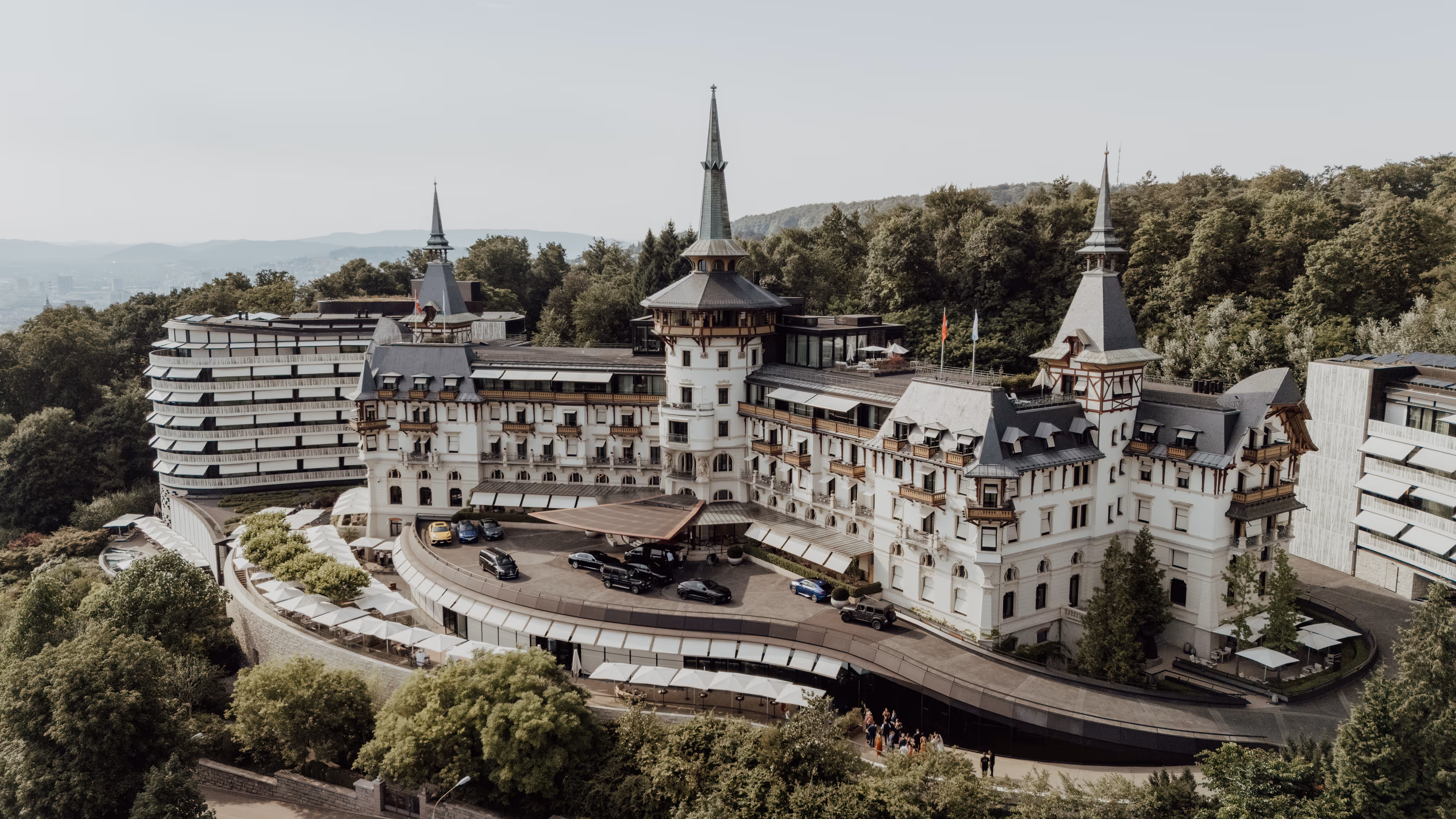 Dolder Grand Zürich Drohnenaufnahme – Hochzeitsfotografie von Lee Kramer