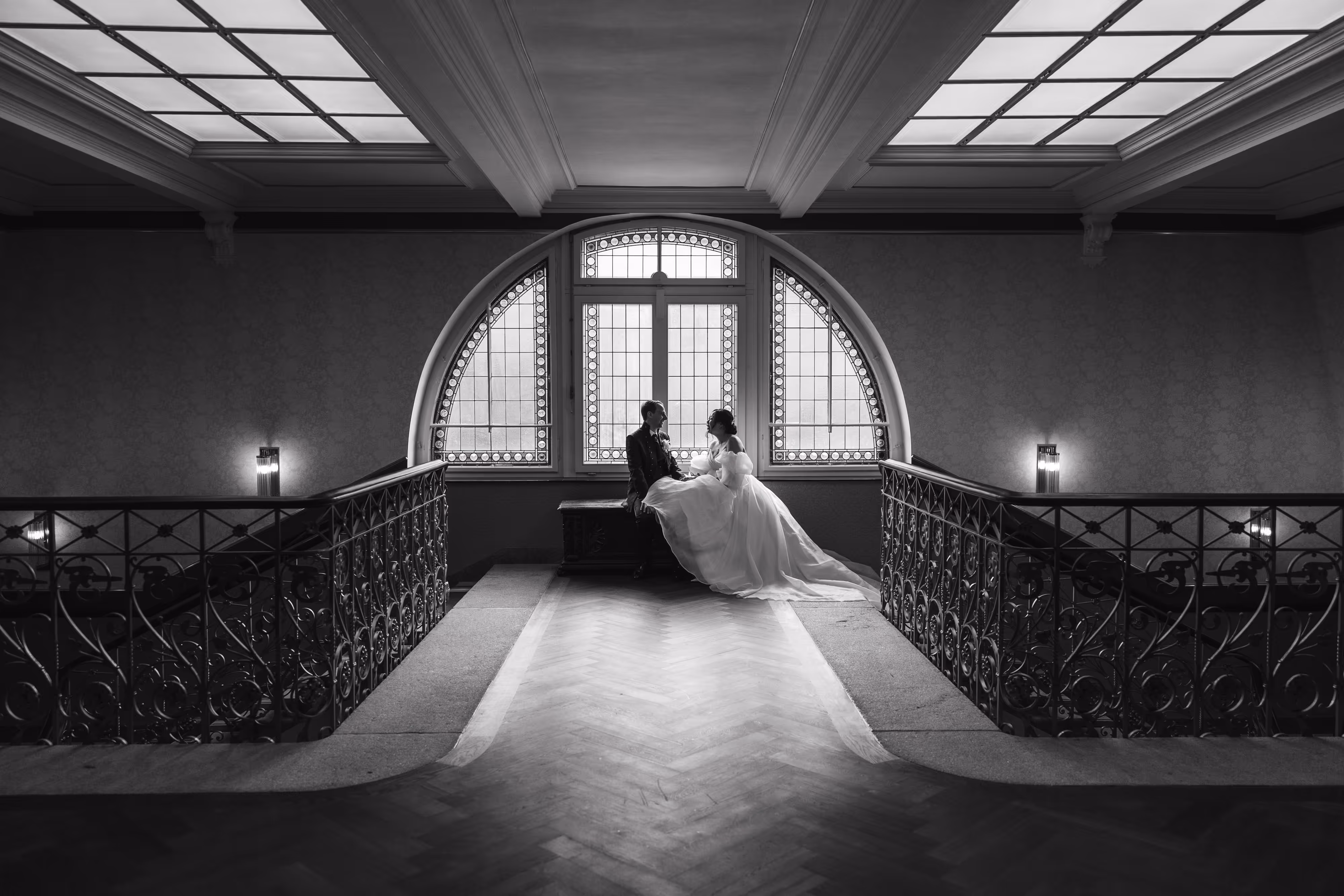 Brautpaar auf der grossen Treppe im Dolder Grand Zürich – Schwarz-Weiss Hochzeitsfotografie Lee Kramer