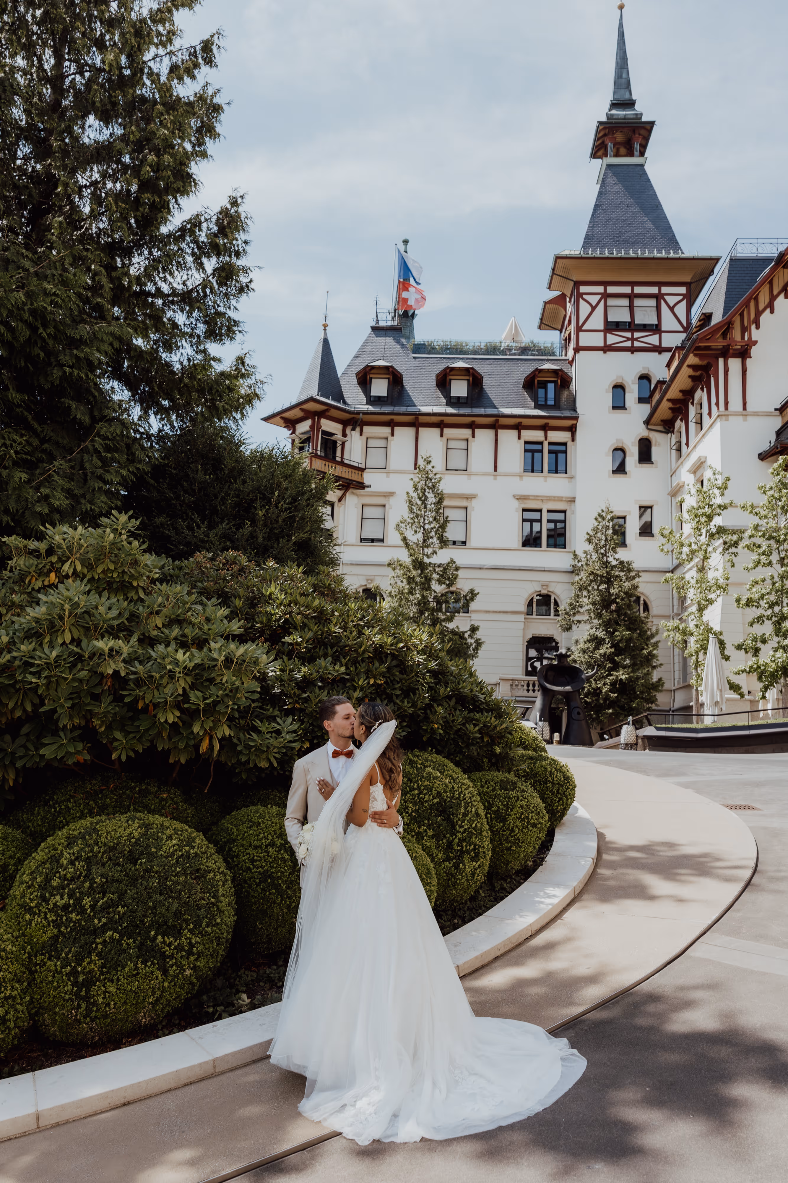 Brautpaar im Garten des Dolder Grand Zürich im Abendlicht – Hochzeitsfotograf Lee Kramer