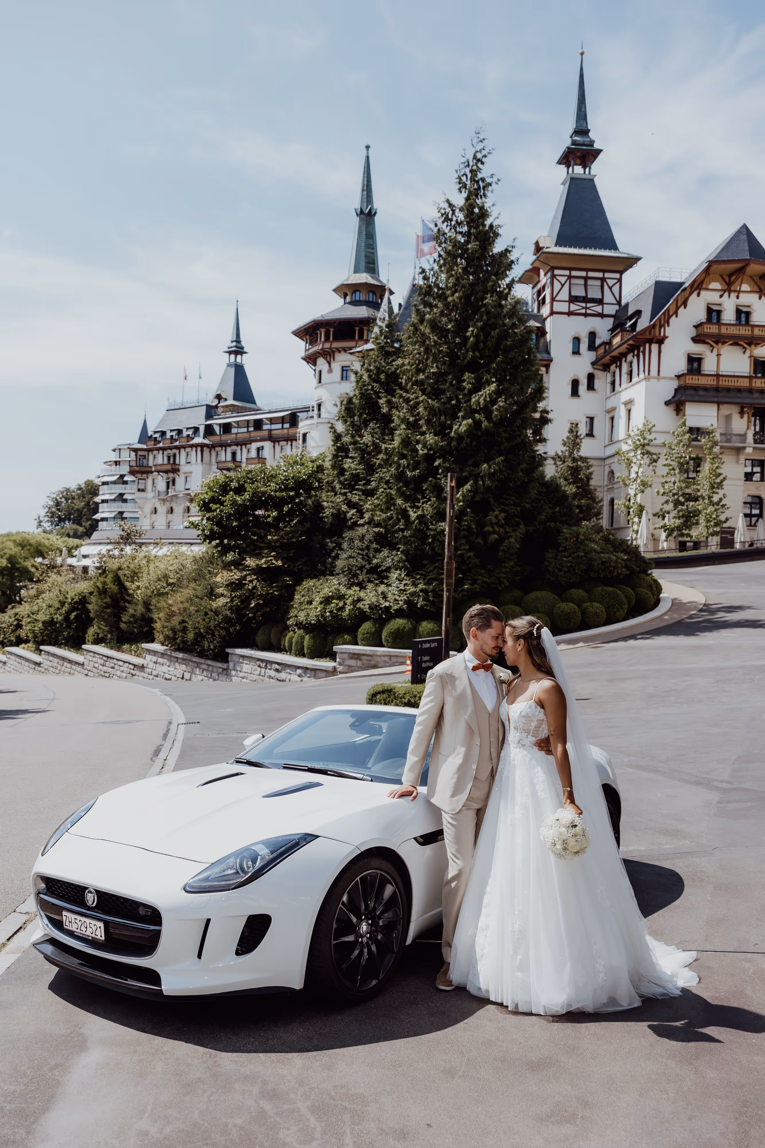 Brautpaar auf der Strasse vor dem Dolder Grand Zürich – Hochzeitsfotograf Lee Kramer