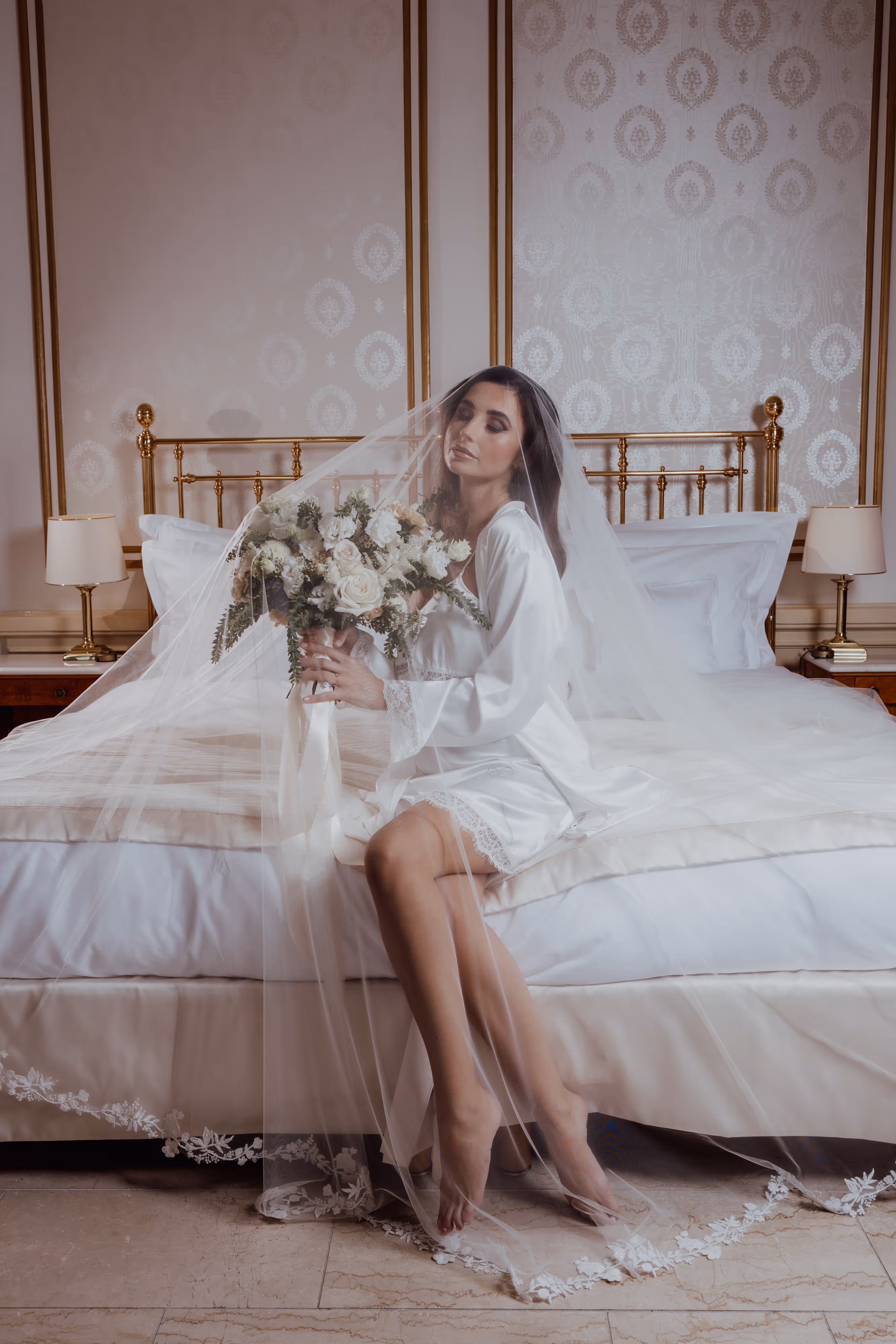 Bride getting ready on wedding morning — wedding photography by Lee Kramer
