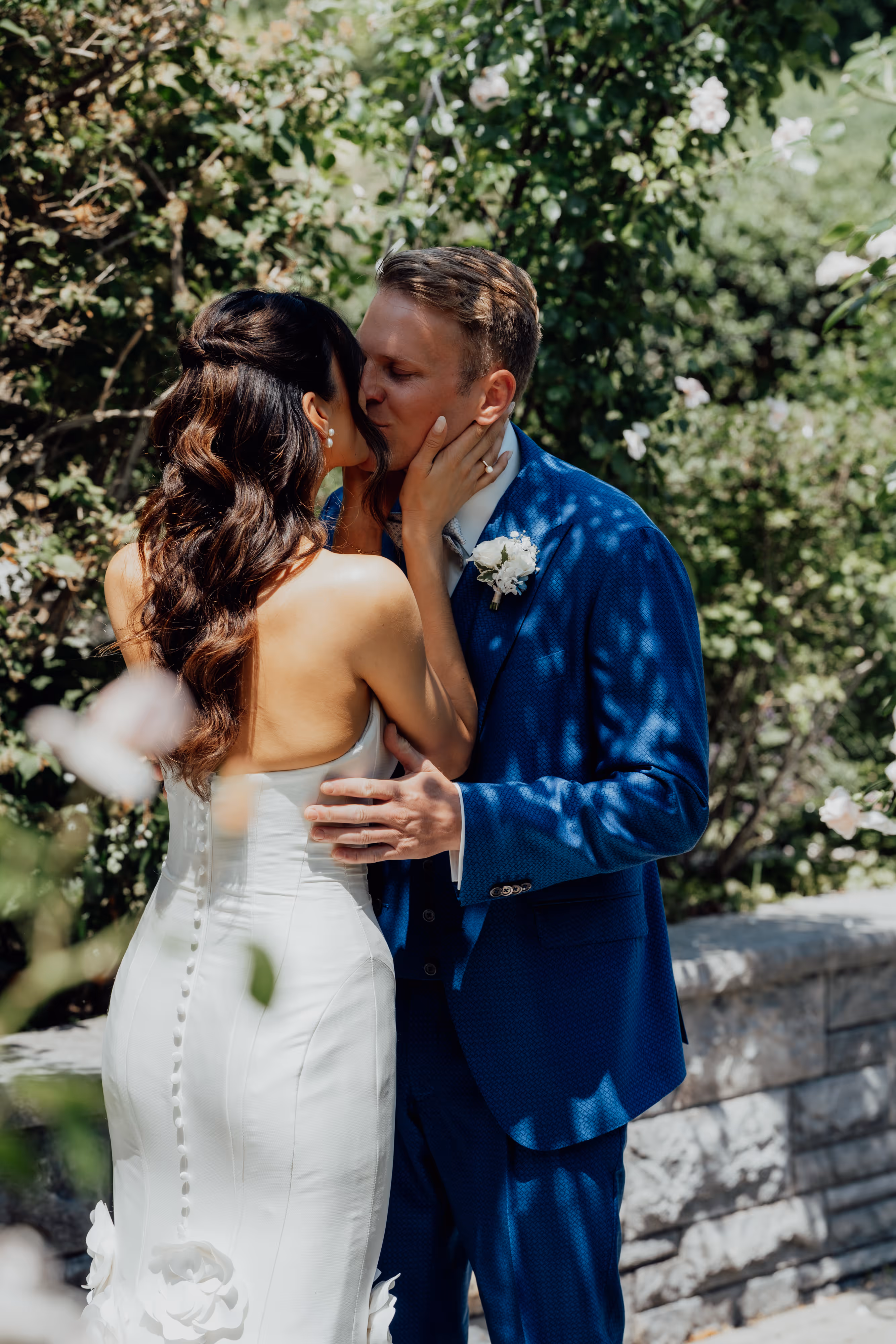 First Look am Schloss Spiez — Hochzeitsfotografie Thunersee Schweiz