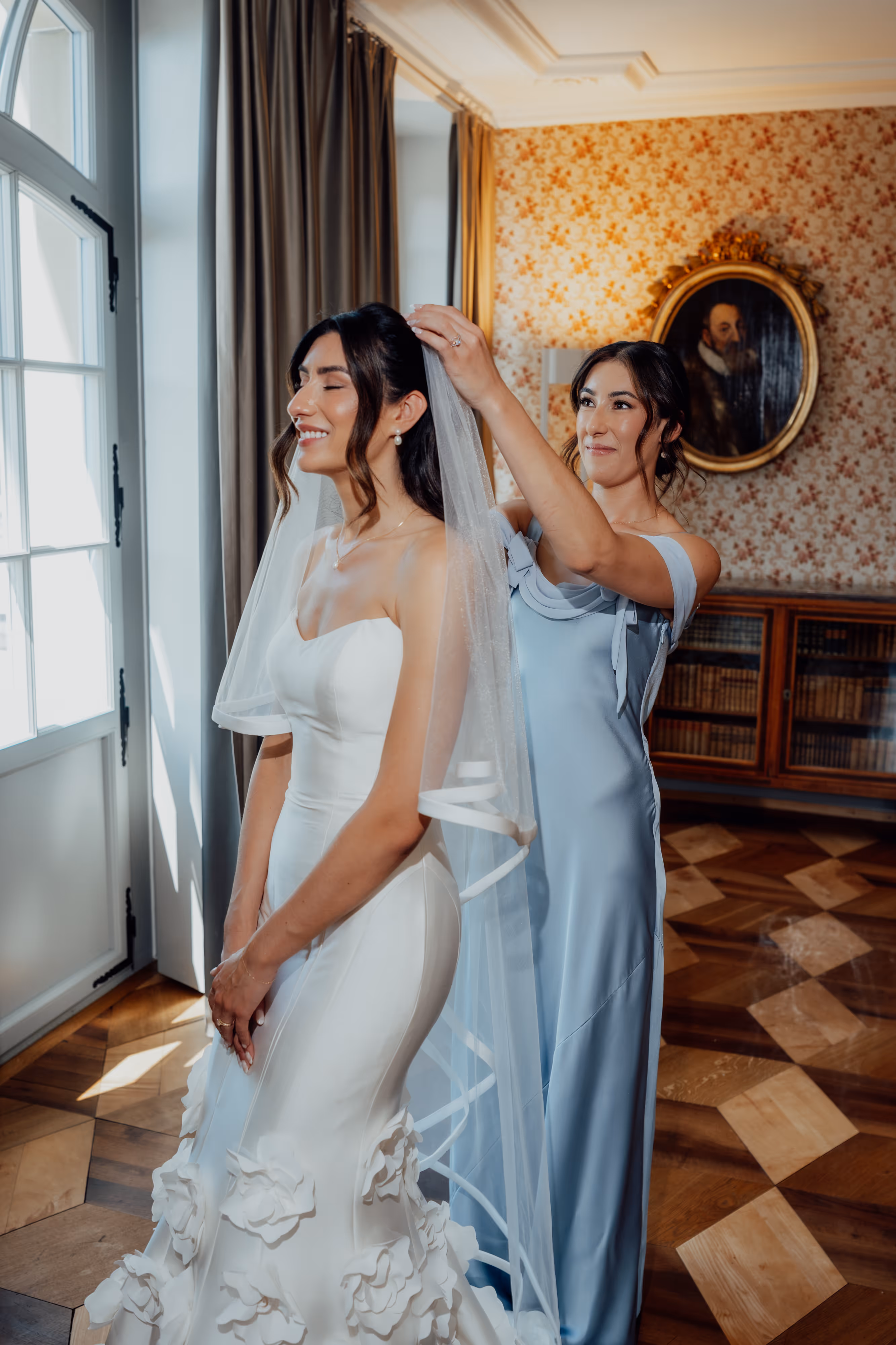 Braut beim Getting Ready im Hotel Eden Spiez — Hochzeitsfotografie Thunersee