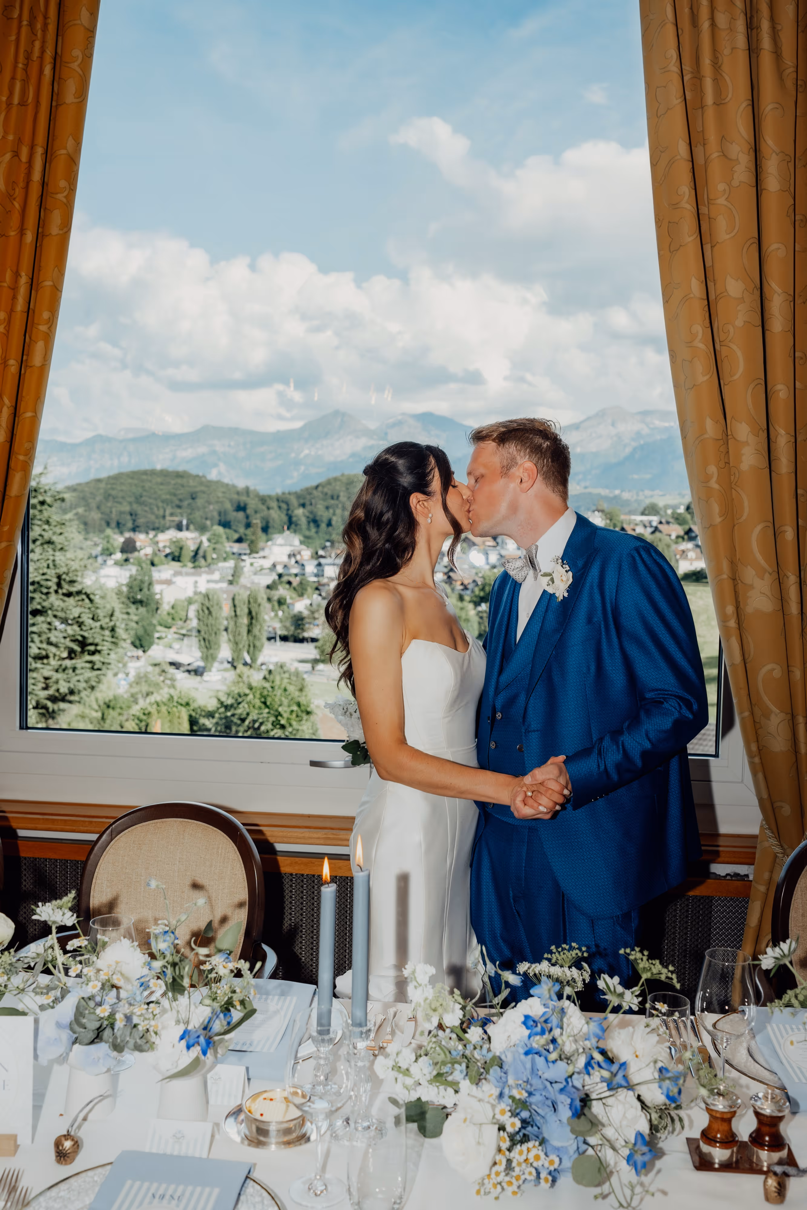 Brautpaar-Portrait am Schloss Spiez Thunersee Schweiz — LEE by LEE KRAMER