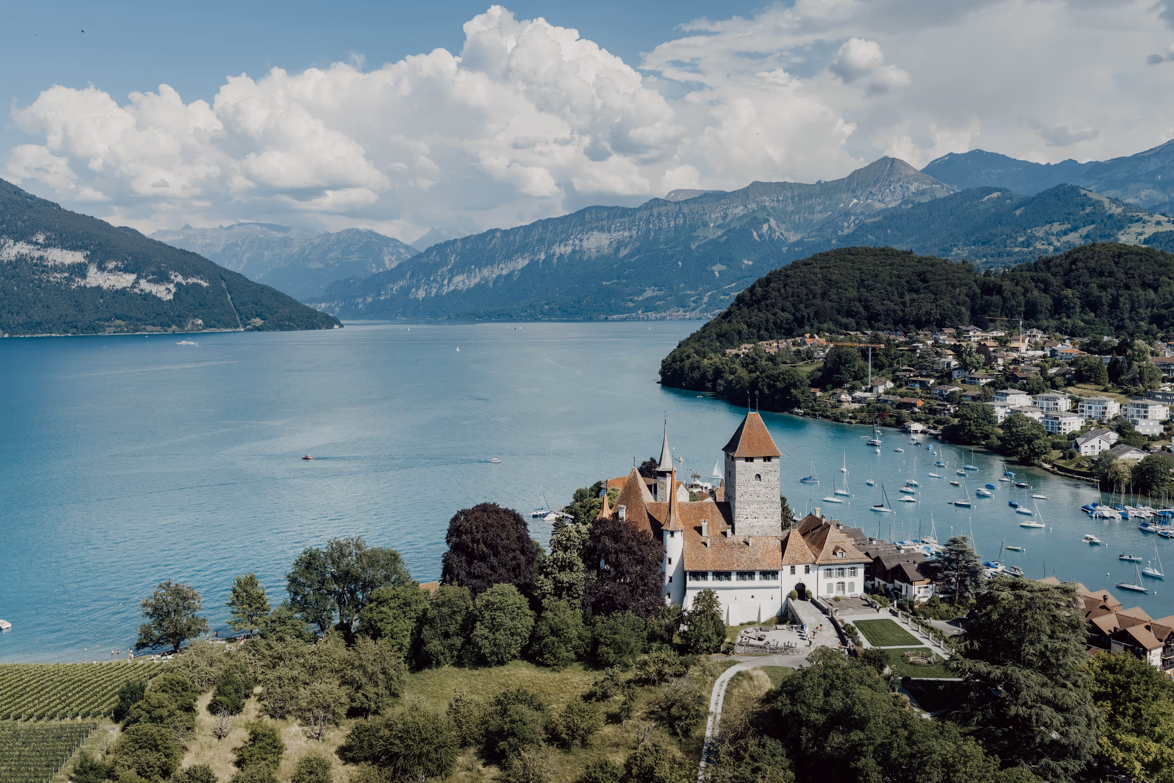 Luftaufnahme Schloss Spiez und Thunersee — Hochzeitsfotografie Schweiz LEE by LEE KRAMER