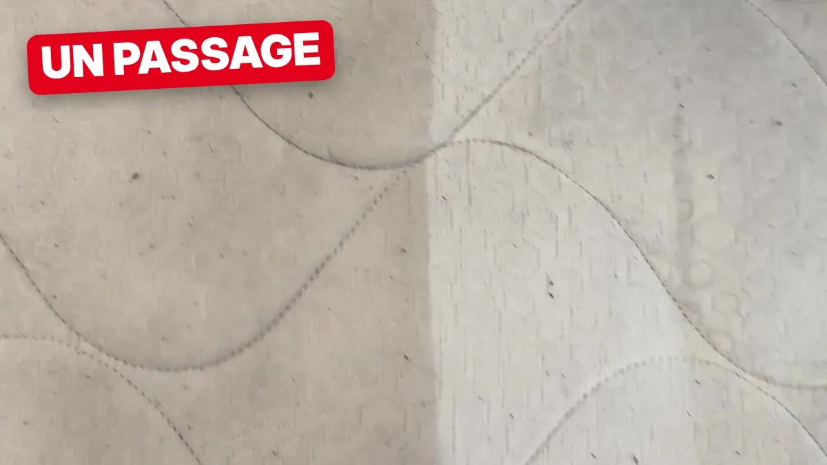 Matelas : la bande nettoyée en un seul passage, à côté de la partie encore sale