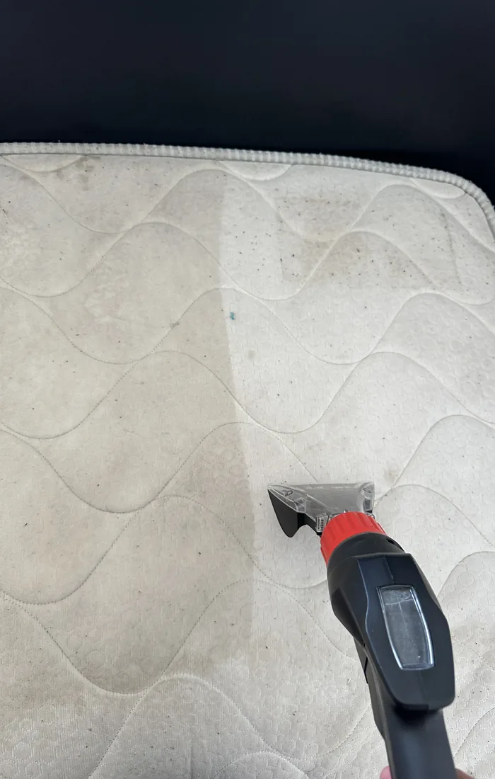 Embout d'extraction passé sur un matelas : la bande déjà nettoyée est visible