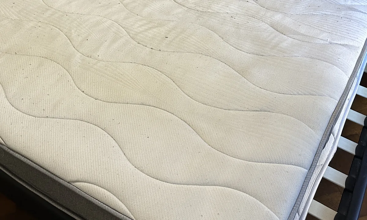 Matelas double à motif ondulé, sur un sommier à lattes, chez un client