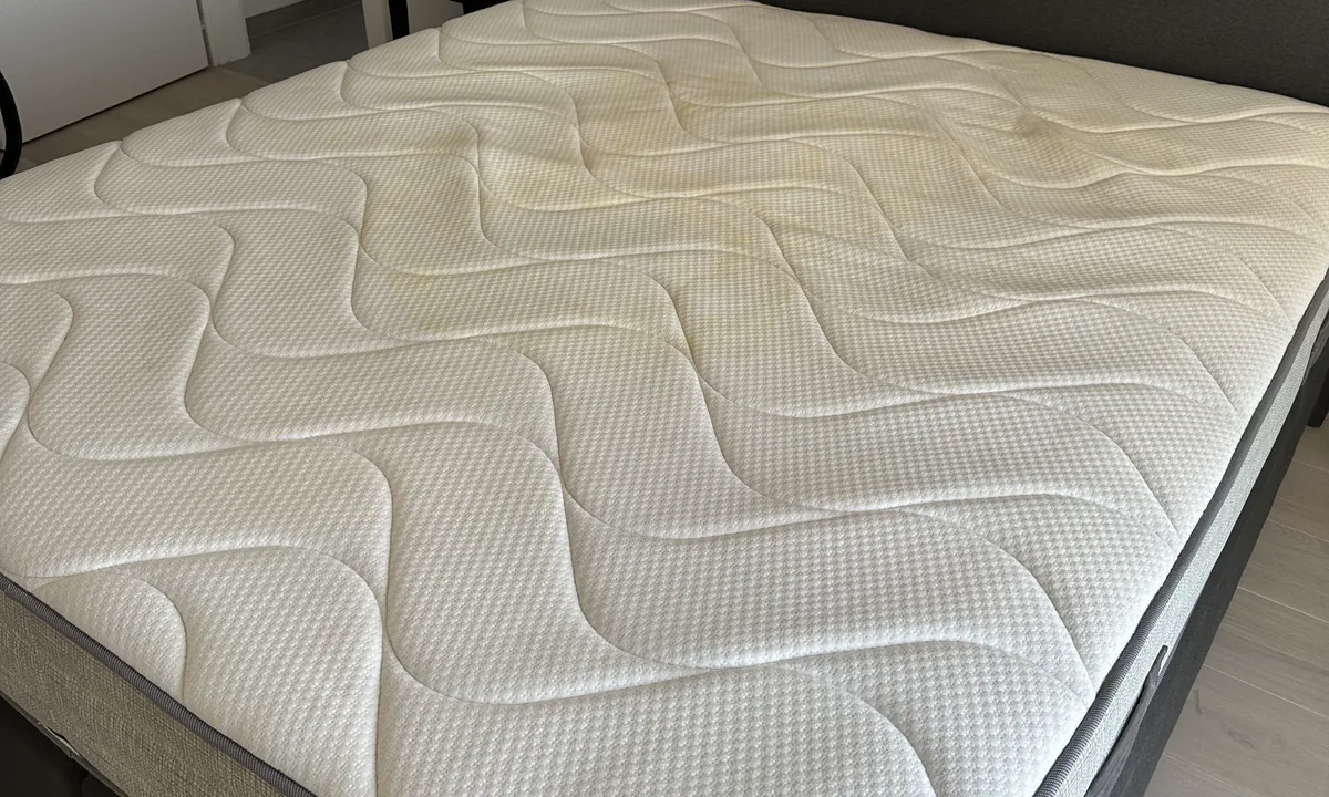 Matelas double à motif ondulé, chez un client