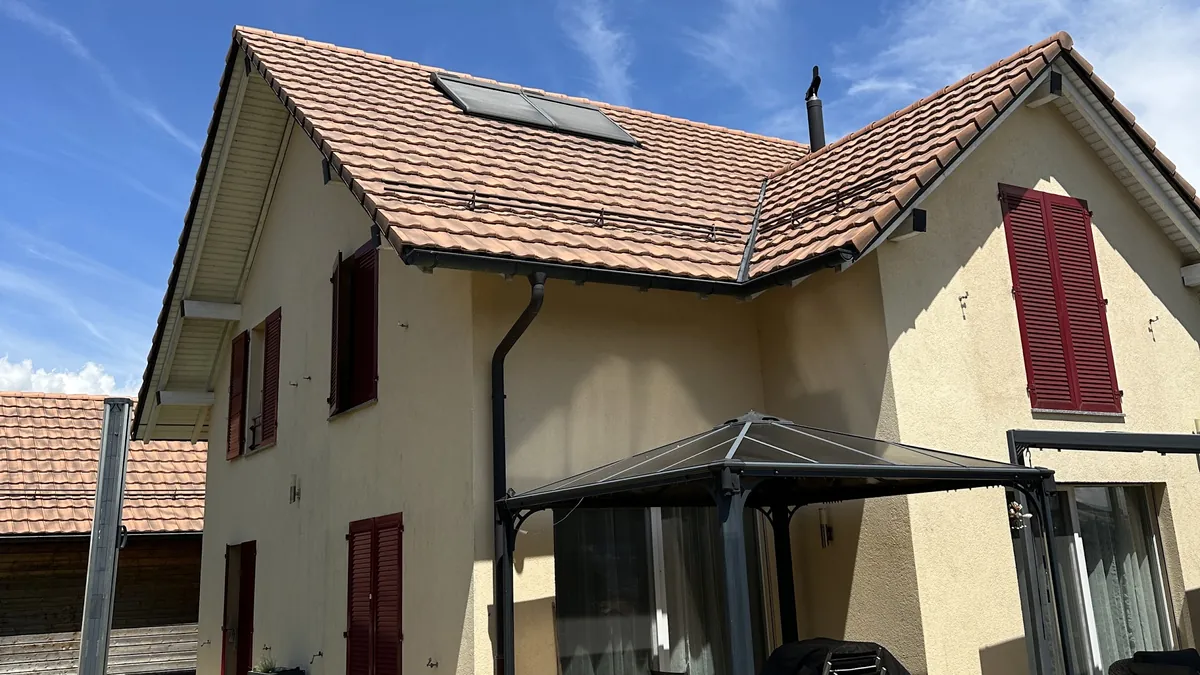 Maison et toiture en tuiles après le nettoyage