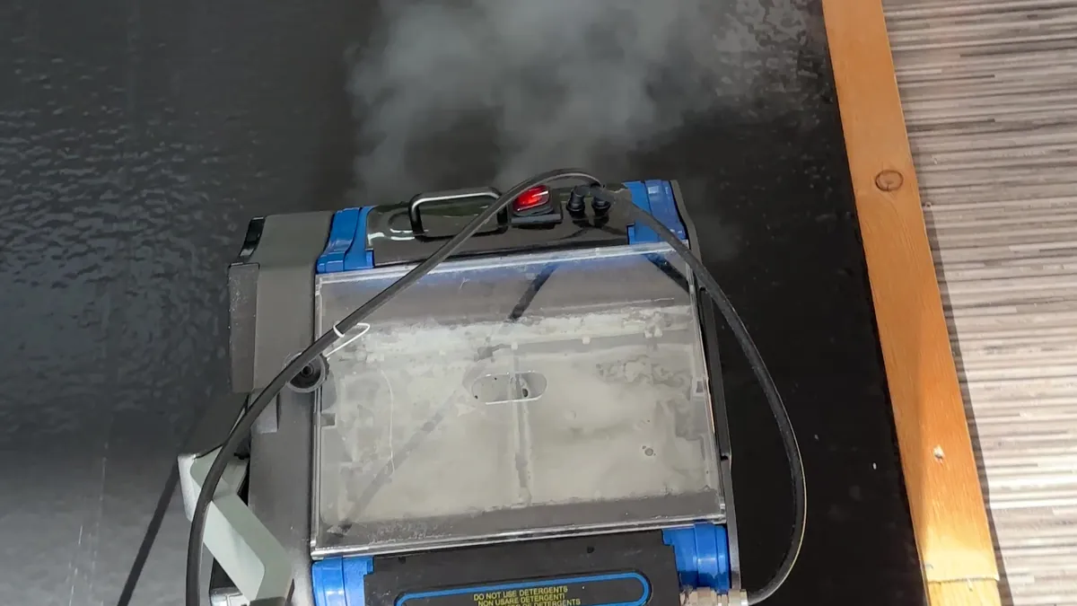 Machine de nettoyage avec vapeur le long du bord d'un tatami