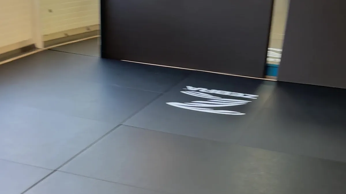 Tatamis noirs d'une salle d'arts martiaux, avant l'intervention