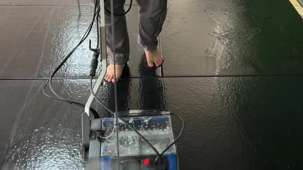 Nettoyage d'un tatami avec une machine à brosses rotatives