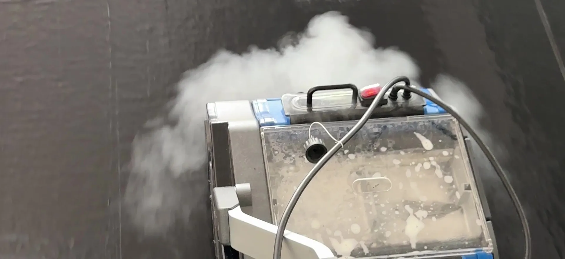 Machine professionnelle à brosses rotatives et vapeur en train de nettoyer un tatami noir