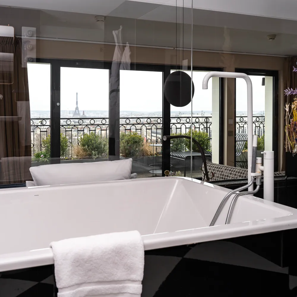 Photo of the penthouse Jacuzzi at the Terrass" Hotel in Montmartre, Paris