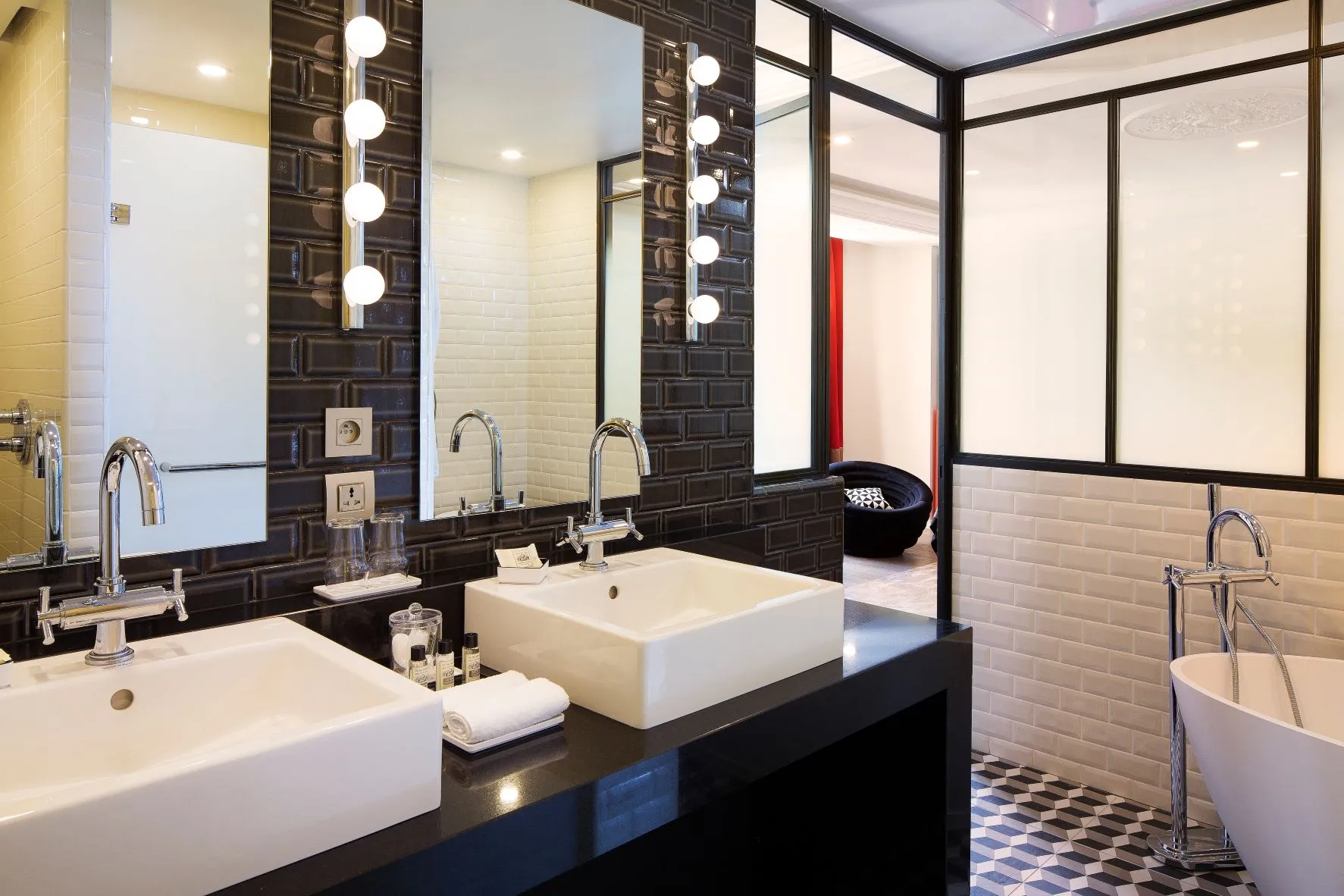 Photo of the penthouse bathroom at the Terrass" Hotel in Montmartre, Paris