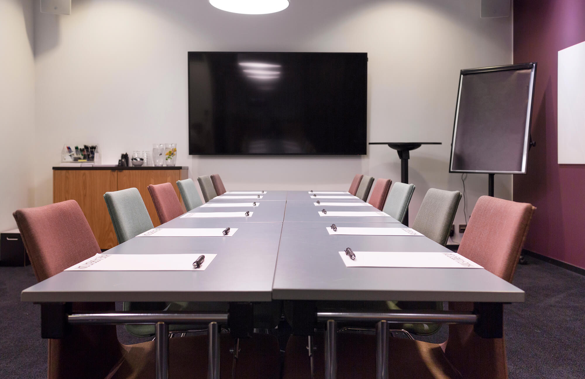 Modern conference room with a meeting table and chairs.