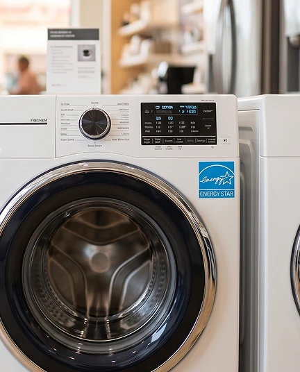 Laveuse à chargement frontal avec étiquette Energy Star.