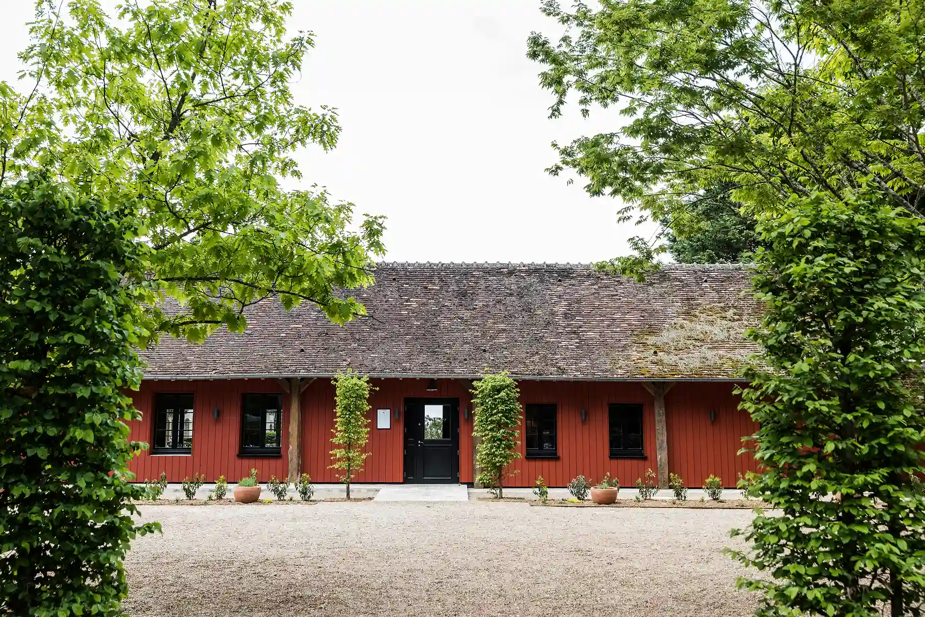 Bâtiment annexe au toit de chaume au sein du domaine des Hauts de Loire.
