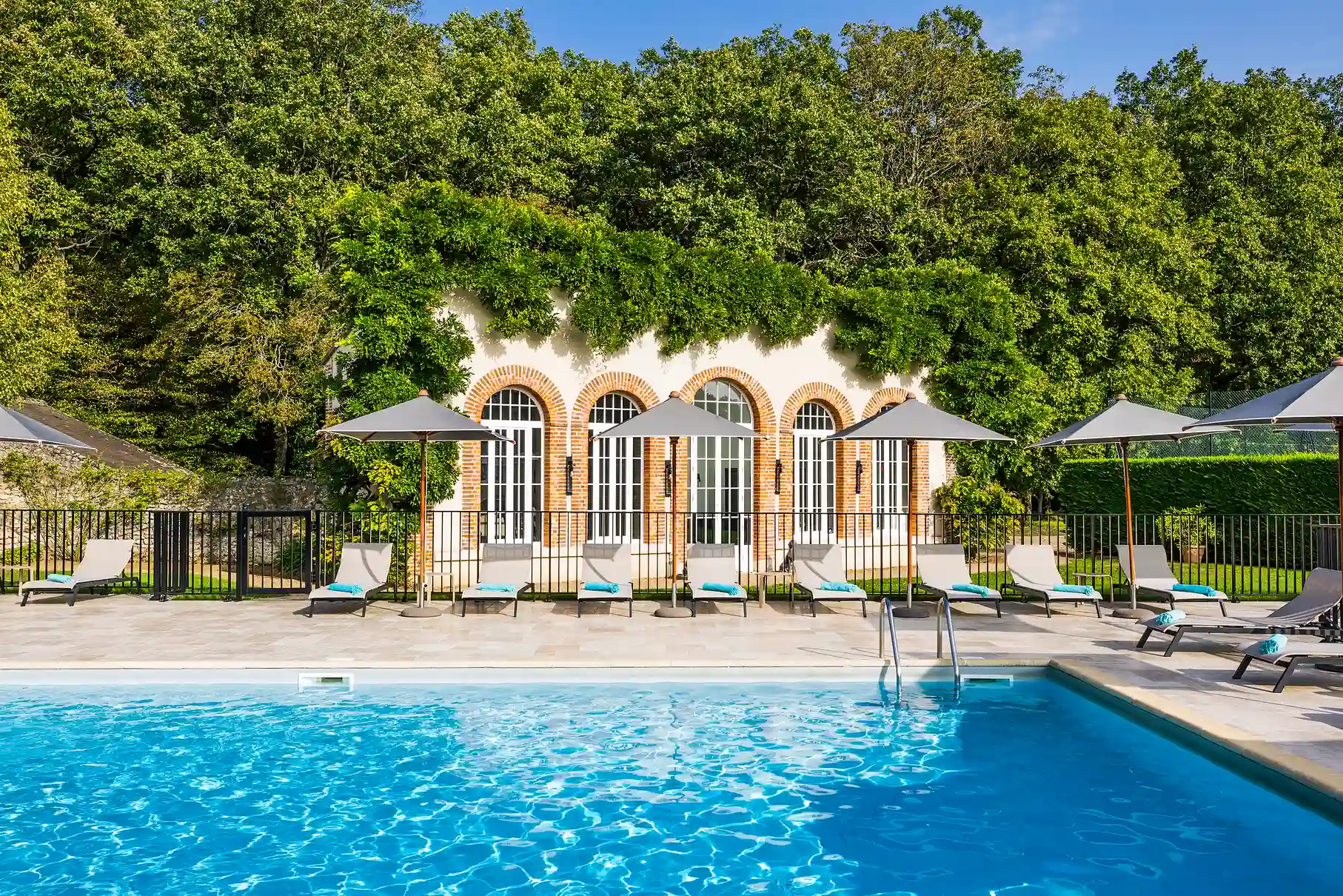 Bassin de baignade et terrasse ombragée des Hauts de Loire – Hôtel 5 étoiles.